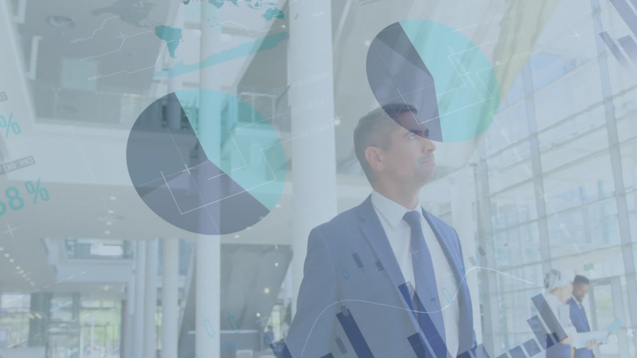 animación del procesamiento de datos financieros sobre diversas personas de negocios que caminan en la oficina moderna