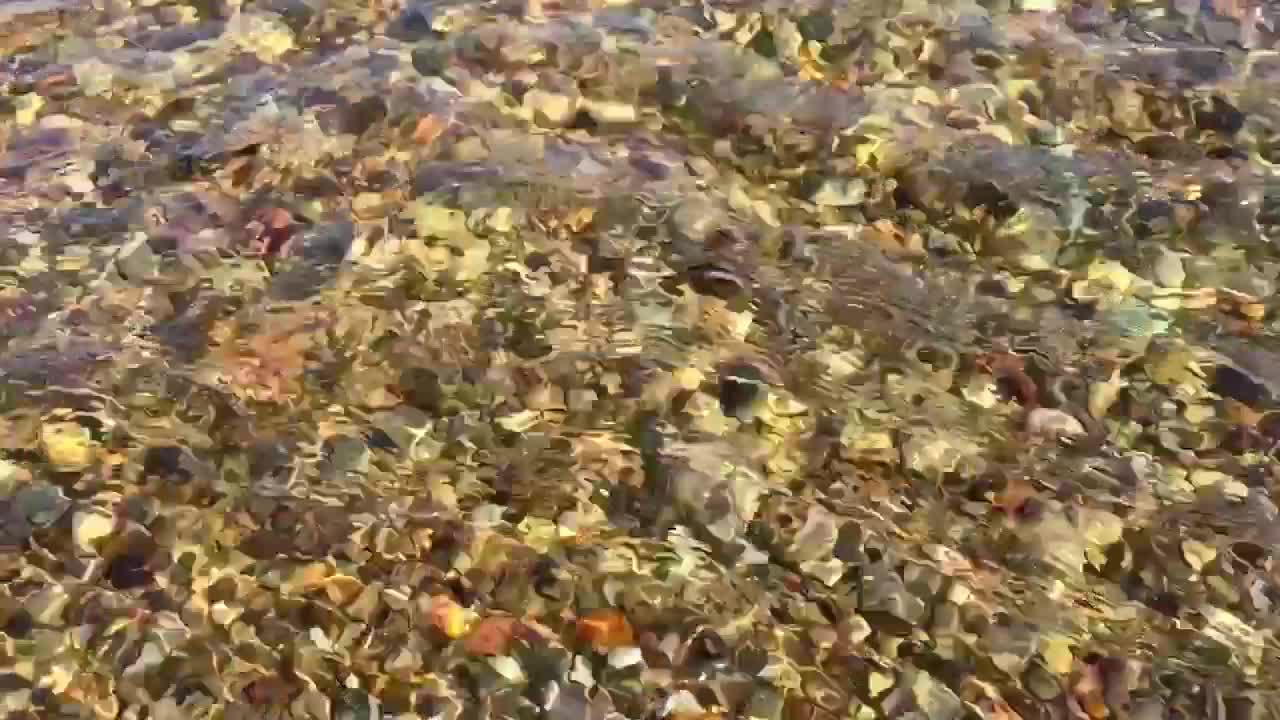 agua clara sobre las rocas