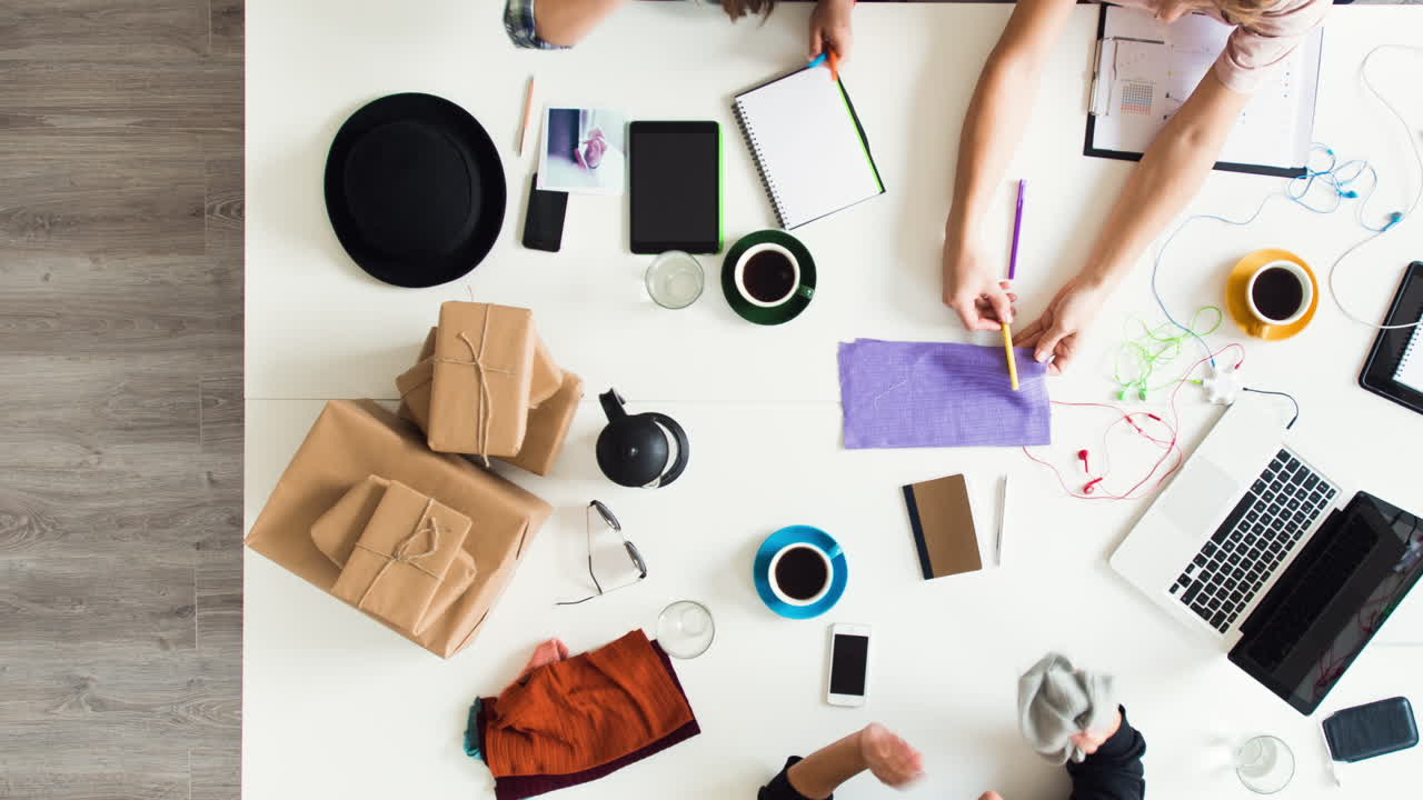 혼성 인종 그룹의 사람들 공중 보기 타임  ⁇ 스  ⁇ 스터 사무실 소규모 사업 시작 회사 계획 창의적인 회의