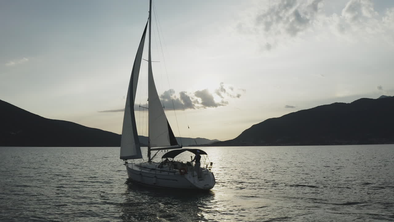 Yacht a vela al tramonto