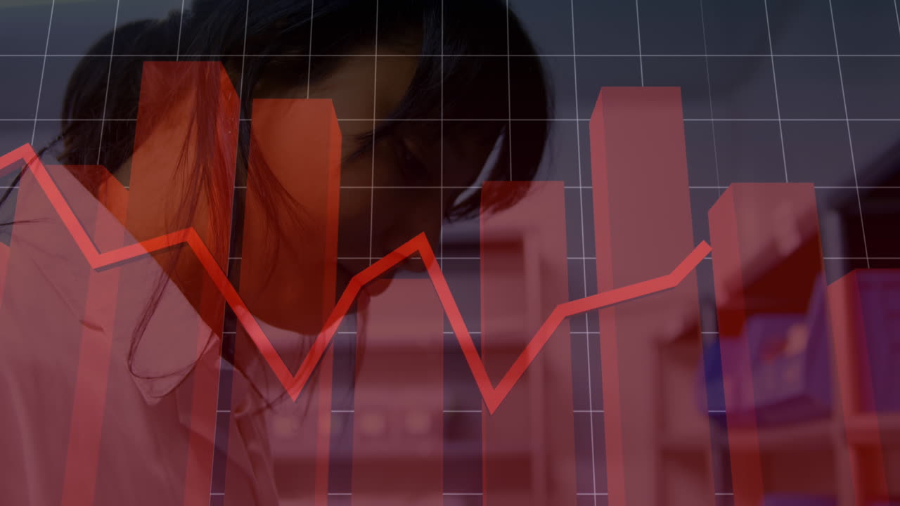 animación de diagramas flotantes sobre una mujer médica biracial chequeando una muestra en el laboratorio