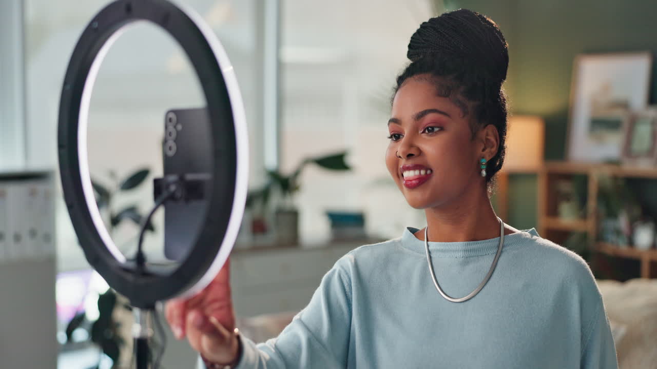Donna che fa vlogging con una ring light