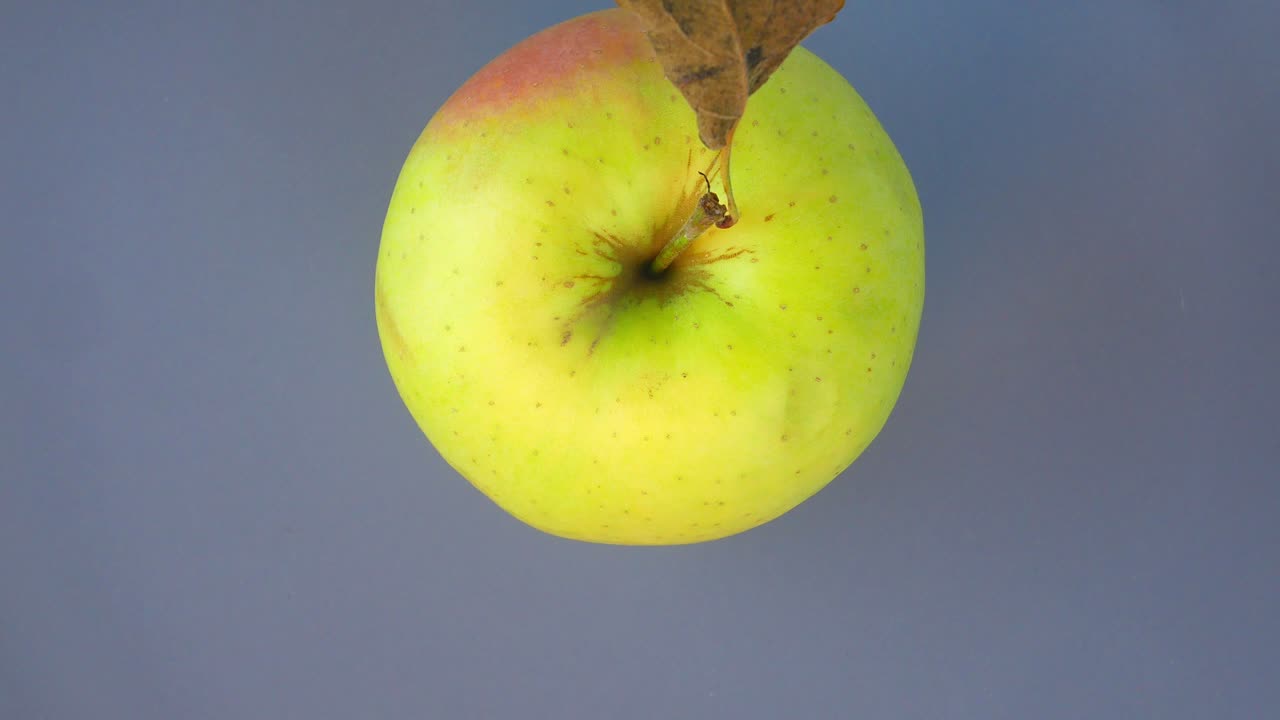 яблоко вращается по кругу. видео о еде.