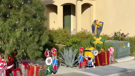 Decoraciones-Navideñas-En-Los-Suburbios-De-Estados-Unidos-Durante-El-Día---Caminando-Por-El-Punto-De-Vista