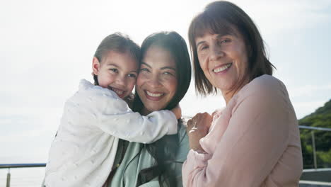 sonrisa, cara y niño con la madre