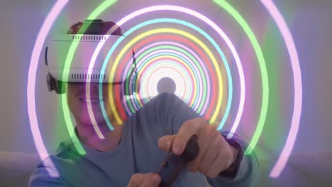 animación de un túnel con formas de neón sobre un hombre caucásico usando auriculares vr