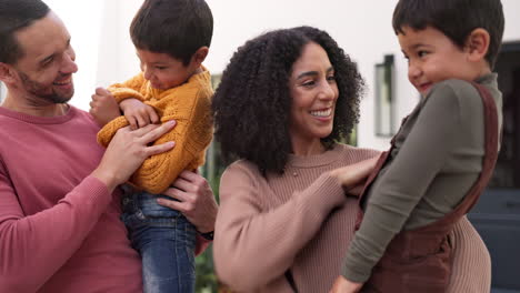 la naturaleza, el amor y la pareja cosquillean a sus hijos