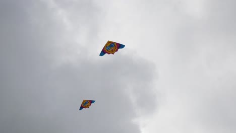 dos cometas volando en el cielo