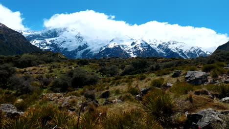 un cautivador plano ancho mientras las montañas desaparecen en nubes etéreas, un hipnotizante espectáculo natural
