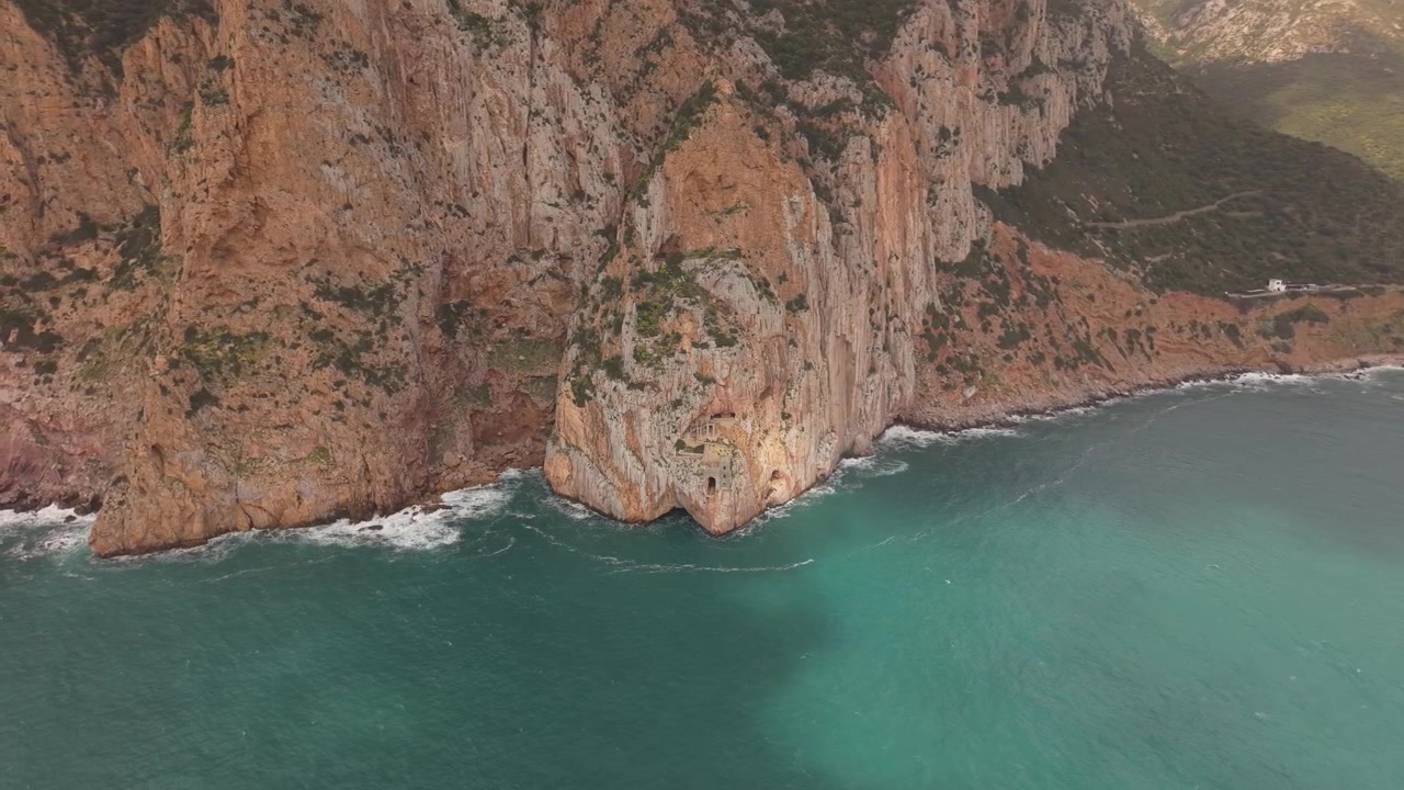 Porto Flavia, storico porto minerario scavato in ripide scogliere calcaree vicino a Masua, a Iglesias, Sardegna, Italia. Ripresa aerea