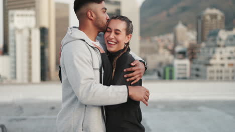 feliz, pareja negra y en el techo para un abrazo