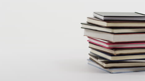 cerca de la pila de libros con espacio de copia en fondo blanco