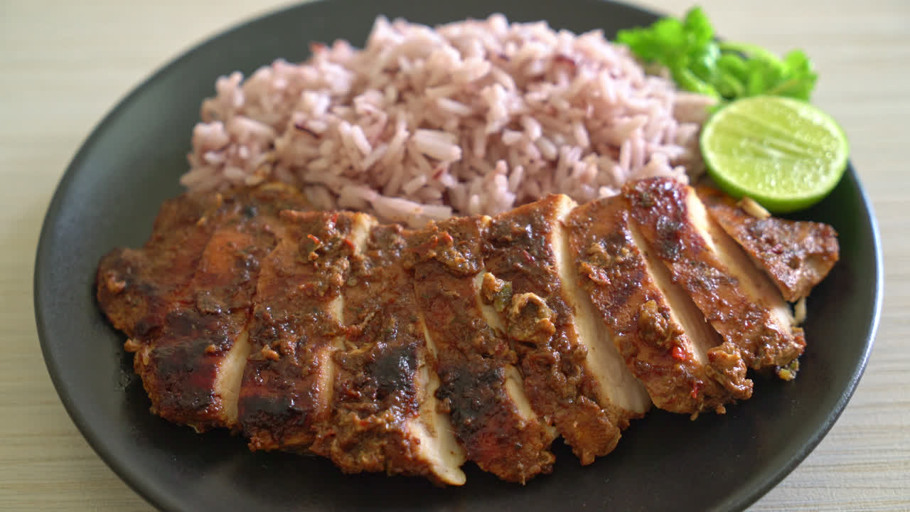 pollo picante jamaicano a la parrilla con arroz - estilo de comida jamaicana