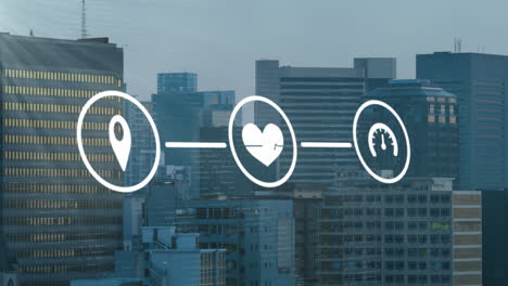 animación de velocímetros, gps, iconos de pulso cardíaco que forman un diagrama de flujo sobre edificios modernos en la ciudad