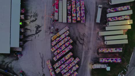 contenedores industriales coloridos en una empresa de fabricación de aves de corral en marietta, georgia