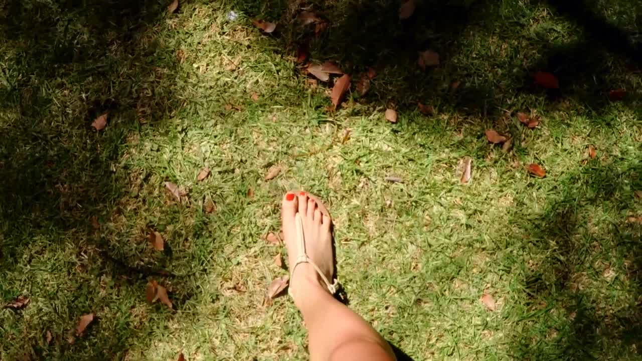 공원에서  ⁇ 고 있는 예쁜 소녀