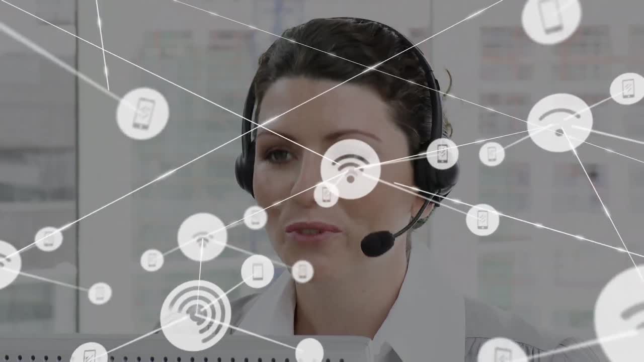 animación de una red de conexiones e iconos sobre una mujer de negocios con auriculares
