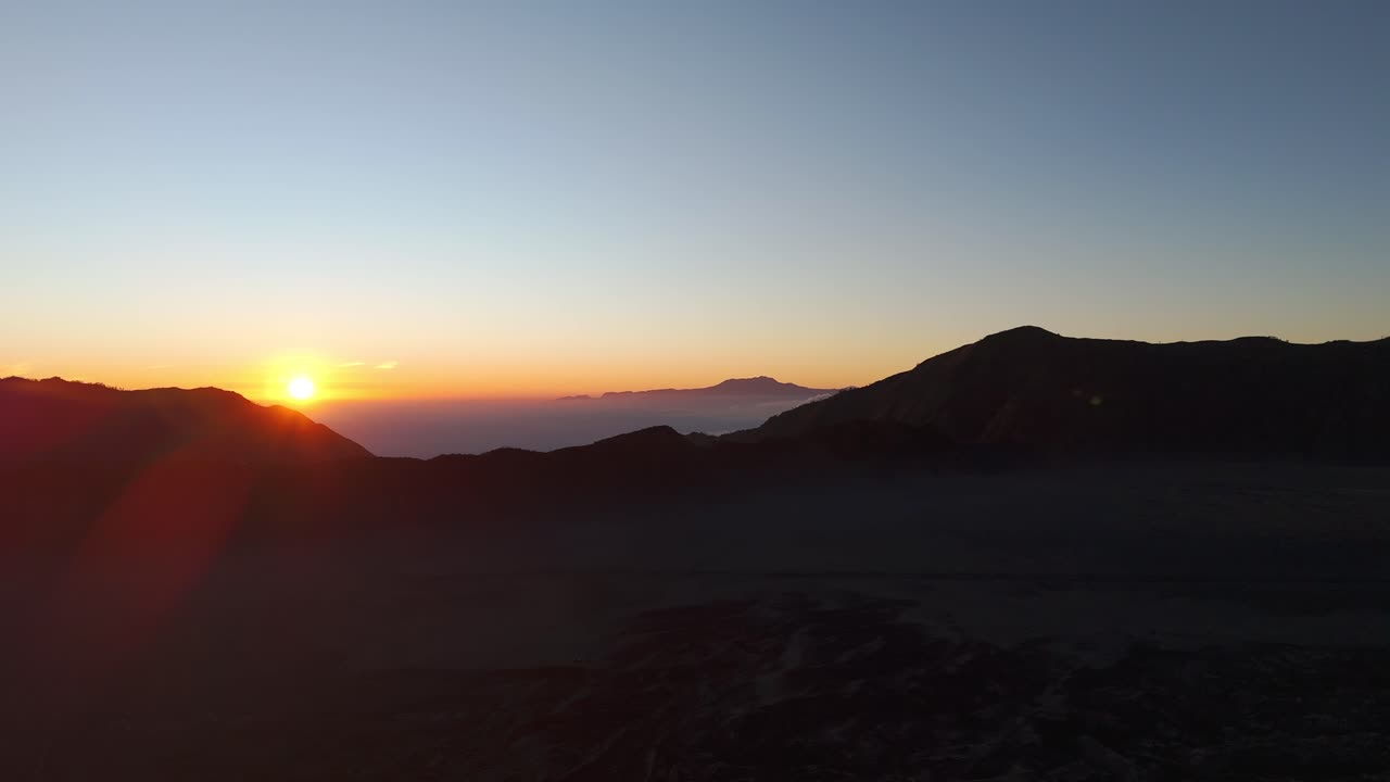 El amanecer sobre las montañas
