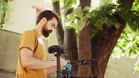 Hombre-Transfiriendo-Bicicleta-Al-Puesto-De-Reparación