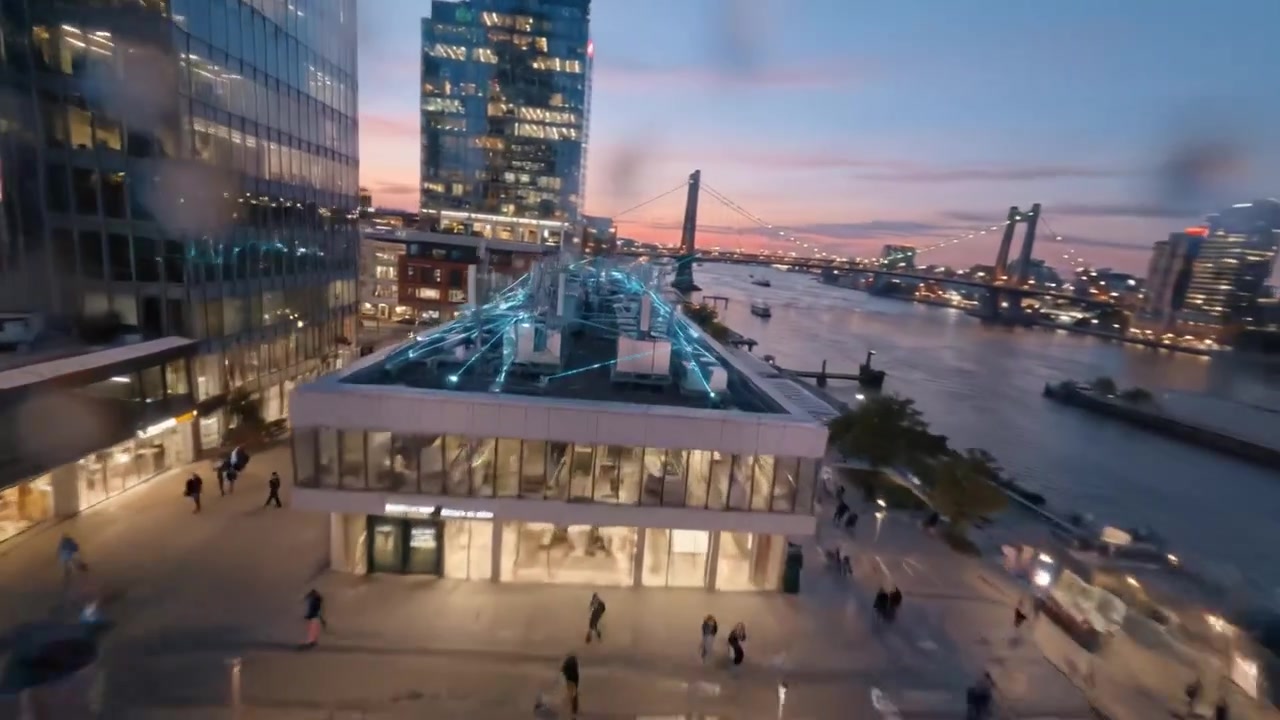 Serata Vivace in Città: Persone che camminano e vanno in bicicletta lungo un elegante percorso lungomare con luminose installazioni luminose e un bellissimo tramonto sull'acqua in un ambiente urbano.