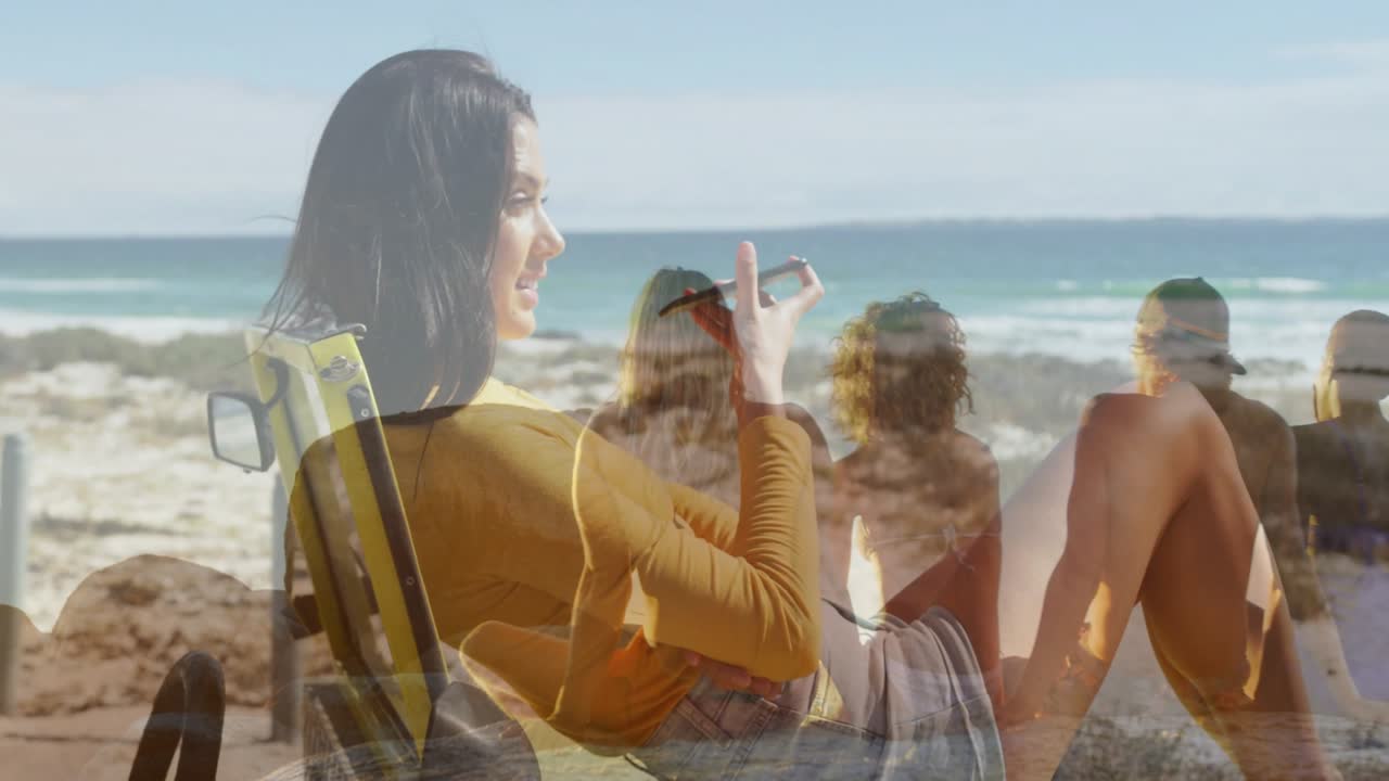 Mujer reclinada en una silla, hablando por teléfono, desencadena siluetas de playa que se desvanecen detrás, evocando viajes.