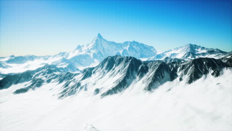 Paisaje-Montañoso-Del-Cáucaso-Invernal-Con-Glaciares-Blancos-Y-Pico-Rocoso