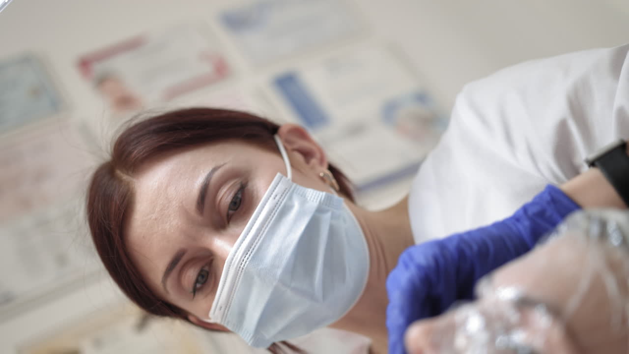 mujer recibiendo tratamiento facial en un salón de belleza