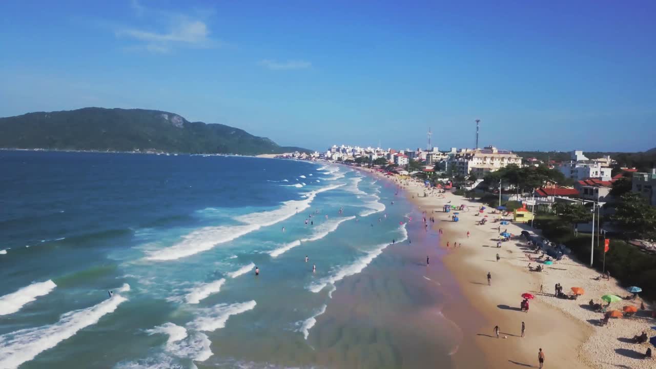 Drone aéreo avançando pela praia brasileira no verão