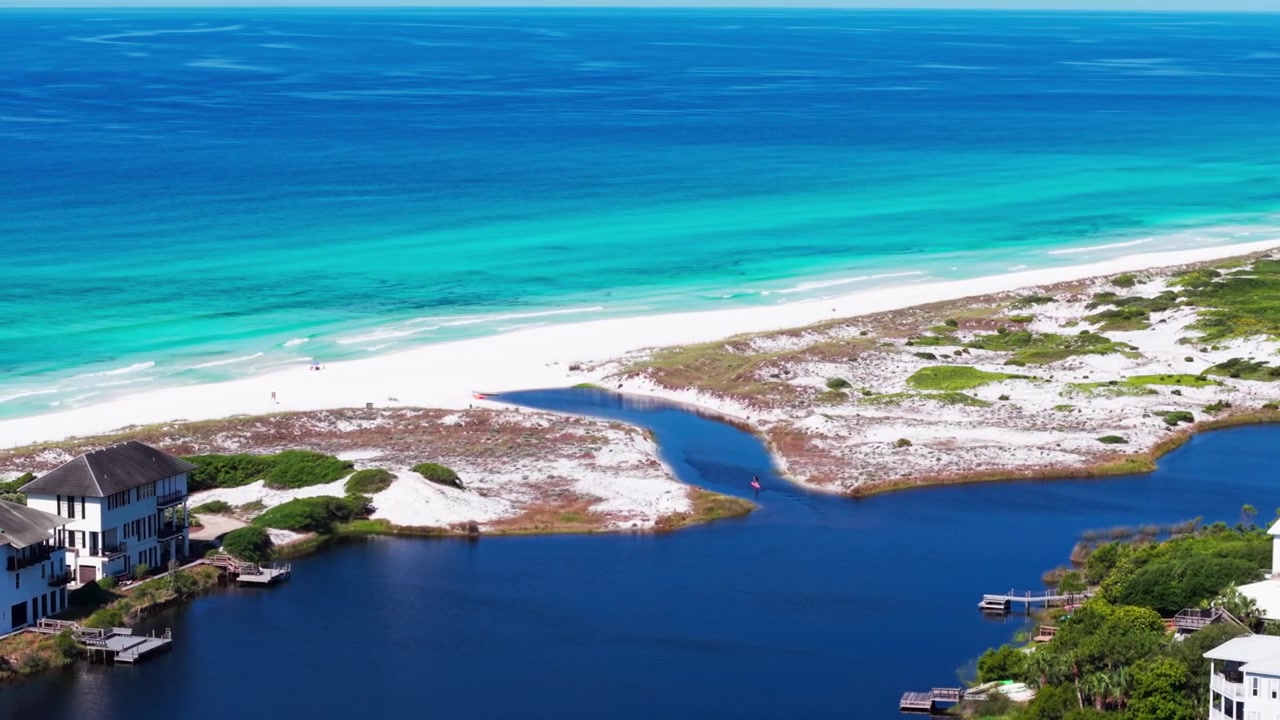 Imagem aérea da costa do estuário do Lago Stallworth, o ambiente mais próximo que se conecta com o Golfo do México, em Santa Rosa Beach, Flórida, EUA.