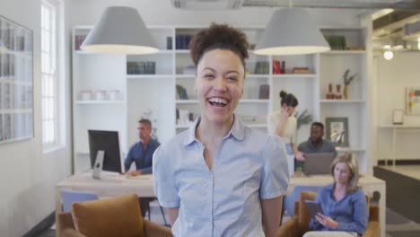 Mujer-Joven-Sonriendo-A-La-Cámara-En-La-Oficina.