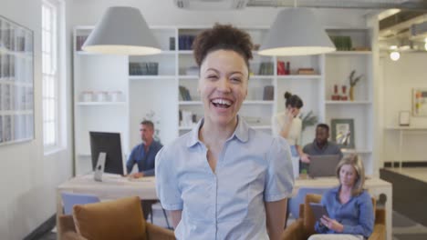 mujer joven sonriendo a la cámara en la oficina