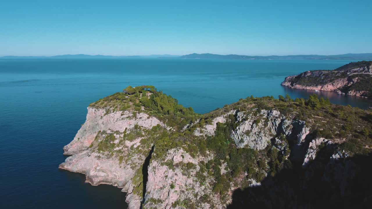 италия чистая голубая бирюза и спокойная вода на естественном песчаном пляже прибрежного залива в монте-аргентарио голубое небо