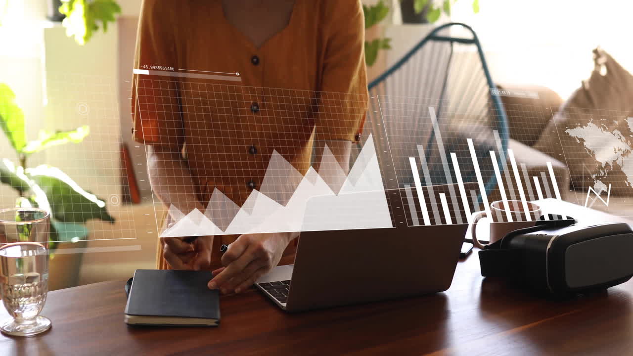 animación del procesamiento de datos financieros sobre una mujer caucásica usando una computadora portátil