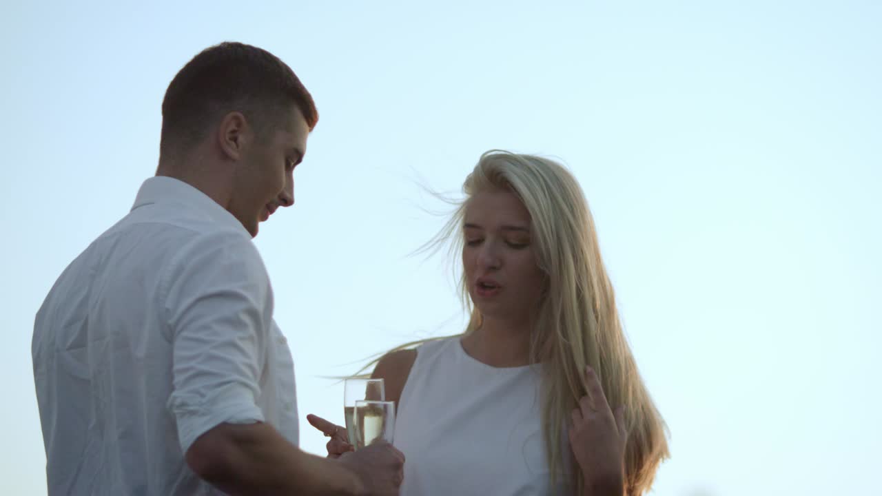 결혼기념일을 축하하는 행복한 연인들. 해가 지는 동안의  ⁇ 만적인 데이트