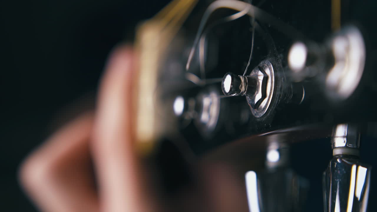 기타리스트 는 새로운 어쿠스틱 기타 에서 바레 악드 를 연습 한다