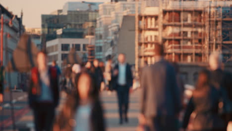 multitud anónima de personas caminando viajeros calle de la ciudad de londres cámara lenta