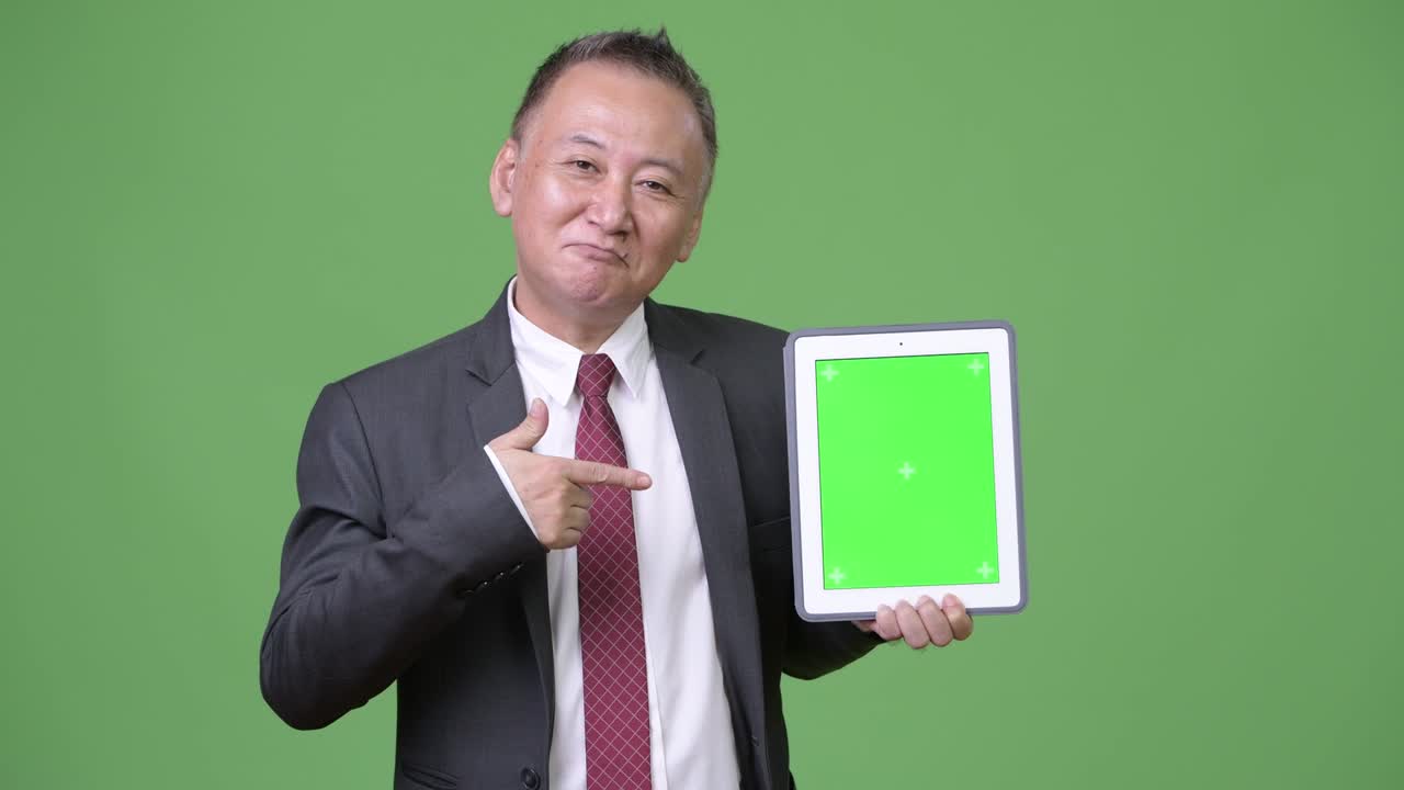 디지털 태블릿을 보여주는 성숙한 일본 사업가