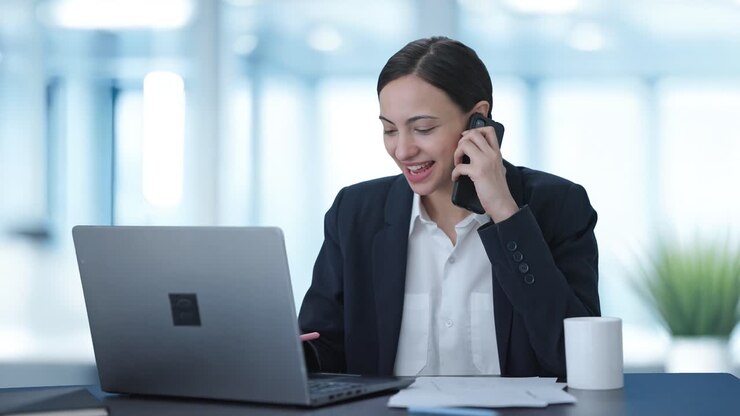 una mujer india feliz hablando con alguien por teléfono móvil