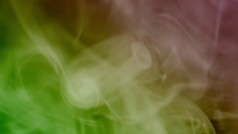 Humo-Colorido-Abstracto-Sobre-Un-Fondo-Negro