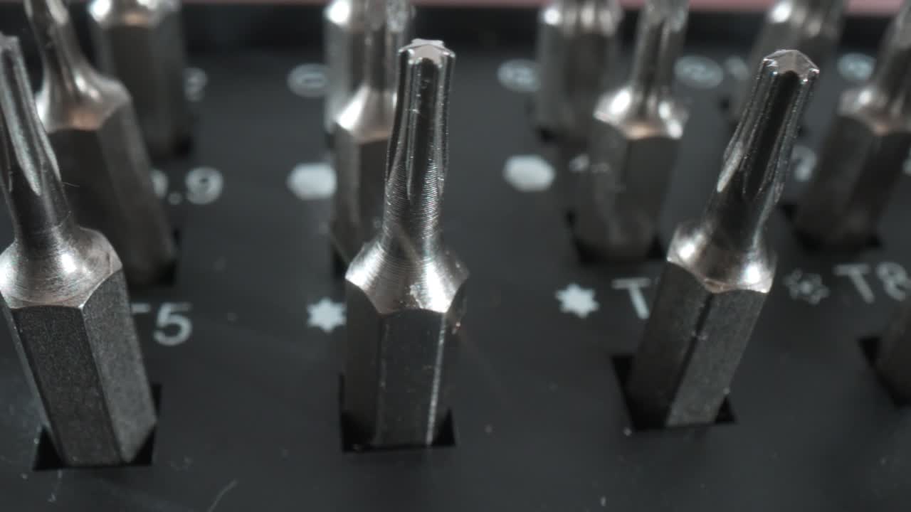 스마트 폰과 컴퓨터 장비의 수리를 위한 도구 세트입니다.