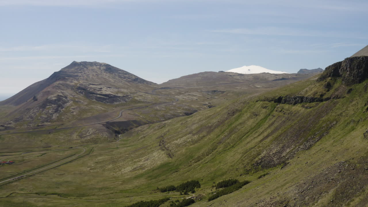 아이슬란드의 북유럽 지역에 있는 아름다운 산들 - 공중 비행