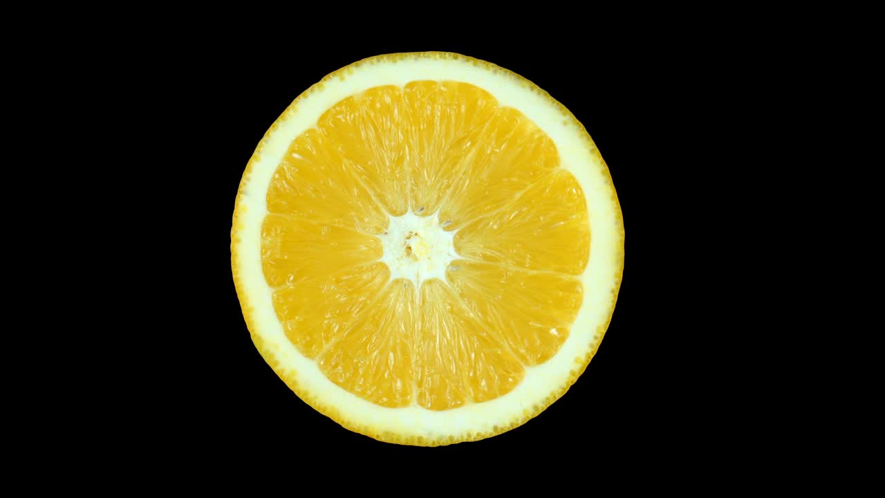 Arancia matura tagliata in sezione ruota lentamente attorno al proprio asse. Isolato su sfondo bianco