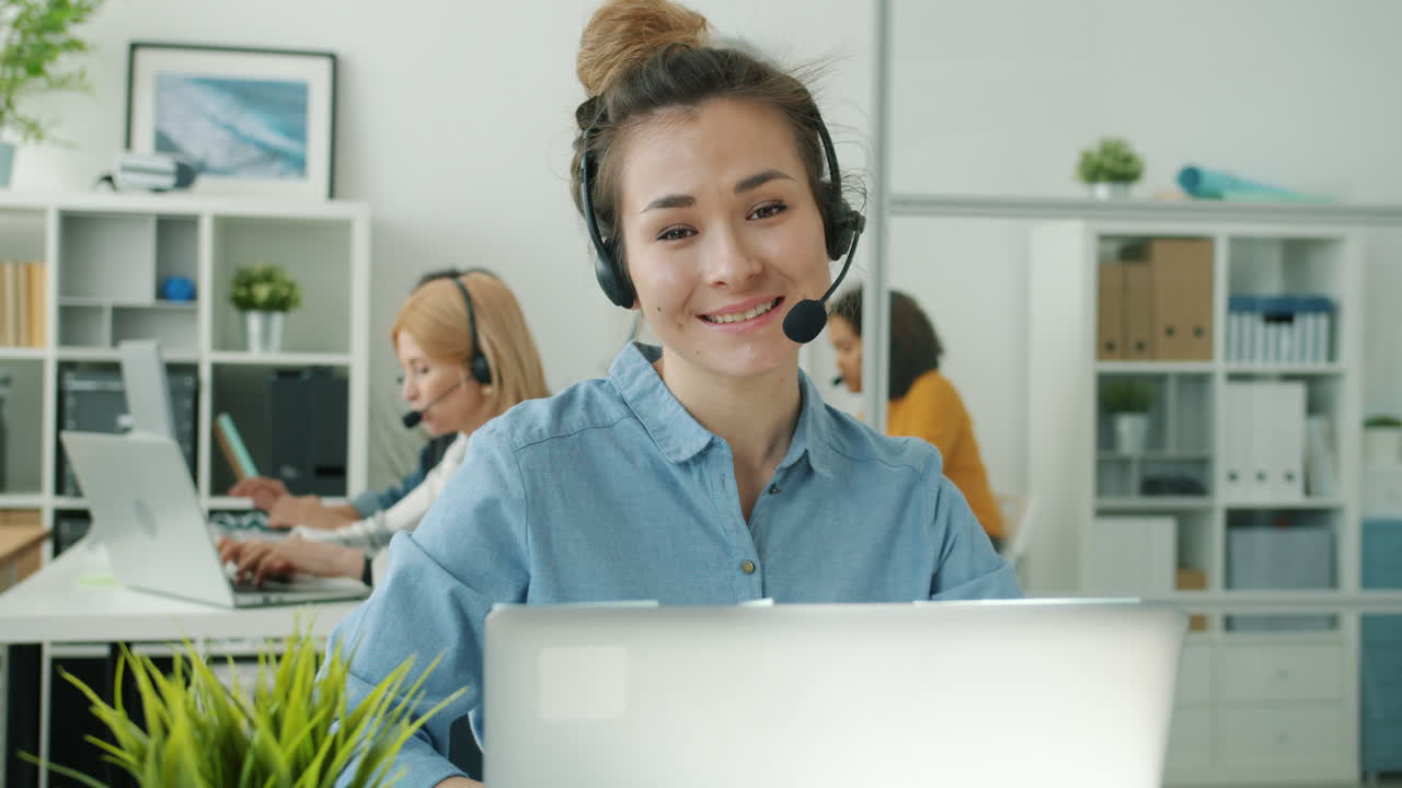 equipo de servicio al cliente en una oficina moderna
