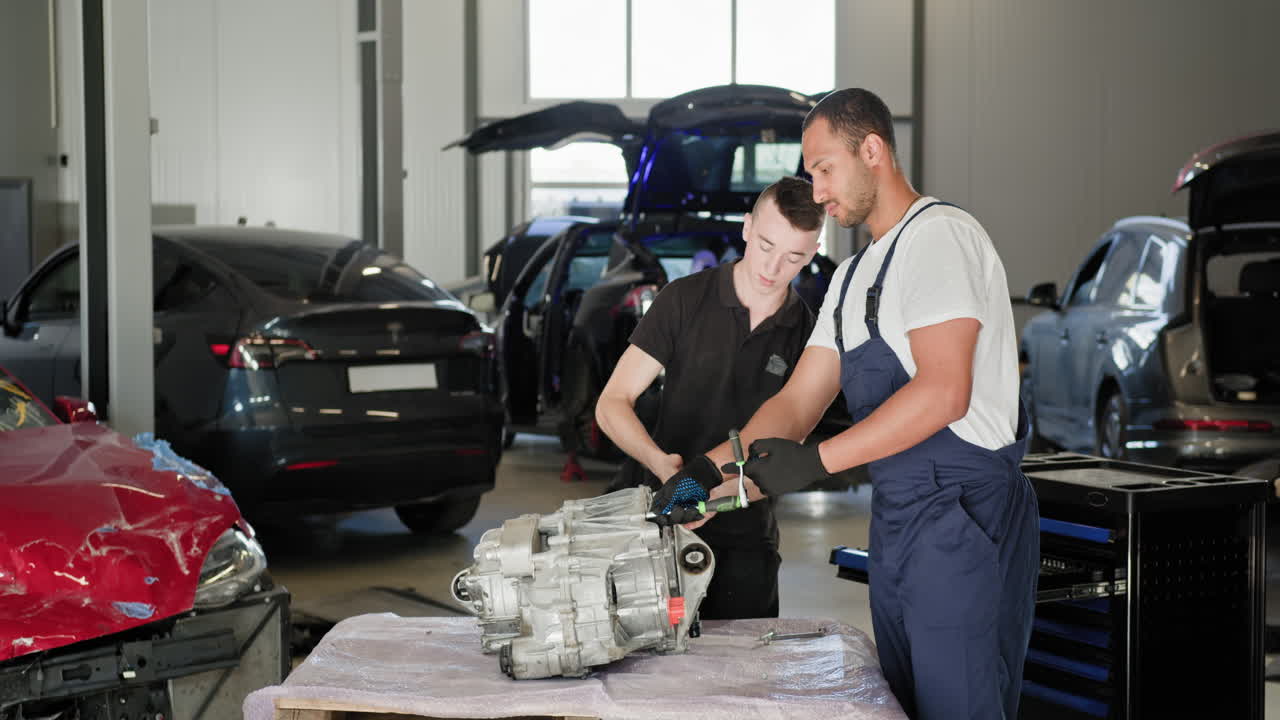 reparación de transmisiones de vehículos eléctricos en un taller