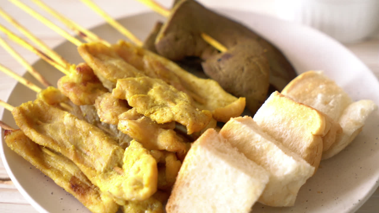 빵과 땅콩 소스를 곁들인 돼지고기 사테이와 간 사테이