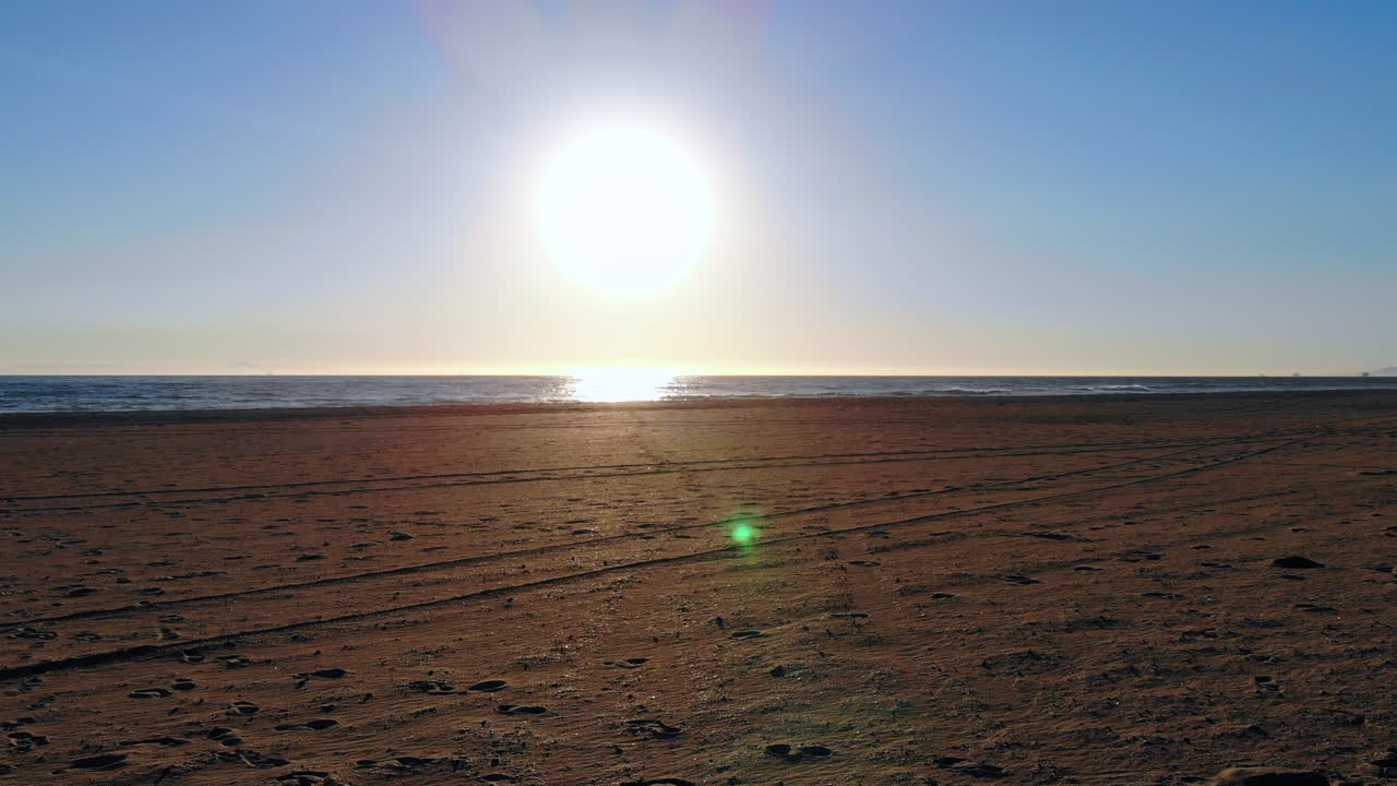 прохладный, низколетящий 4k дрон пролетает мимо пустых волейбольных площадок к красивому океанскому закату на пляже хантингтон, южная калифорния