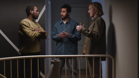 reunión de amigos en un apartamento