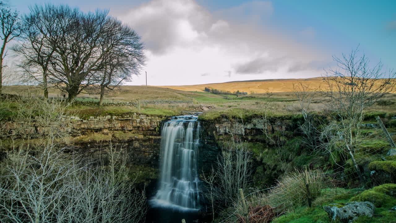 imágenes de lapso de tiempo de la cascada hellgill force cerca de la fuente del río eden en westmorland dales cumbria reino unido