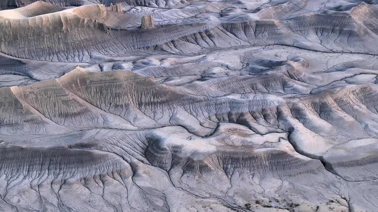 majestuoso desierto de utah, vuelo aéreo sobre el campo de montaña rural
