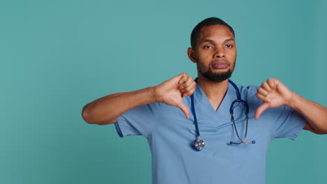 Profesional-De-La-Salud-Decepcionado-Haciendo-El-Signo-Del-Pulgar-Hacia-Abajo